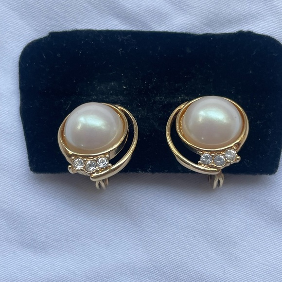 Vintage Monet Gold Tone Faux Pearl & Rhinestone Clip-on Earrings‎ - Picture 1 of 6